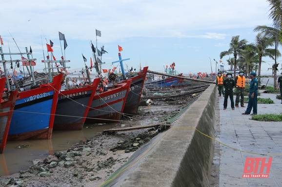 Đồng chí Bí thư Tỉnh ủy Đỗ Trọng Hưng kiểm tra, chỉ đạo công tác phòng, chống bão Conson tại huyện Hoằng Hóa và TP Sầm Sơn