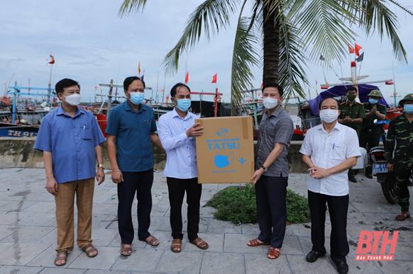 Đồng chí Bí thư Tỉnh ủy Đỗ Trọng Hưng kiểm tra, chỉ đạo công tác phòng, chống bão Conson tại huyện Hoằng Hóa và TP Sầm Sơn