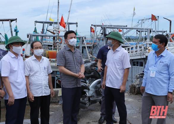 Đồng chí Bí thư Tỉnh ủy Đỗ Trọng Hưng kiểm tra, chỉ đạo công tác phòng, chống bão Conson tại huyện Hoằng Hóa và TP Sầm Sơn